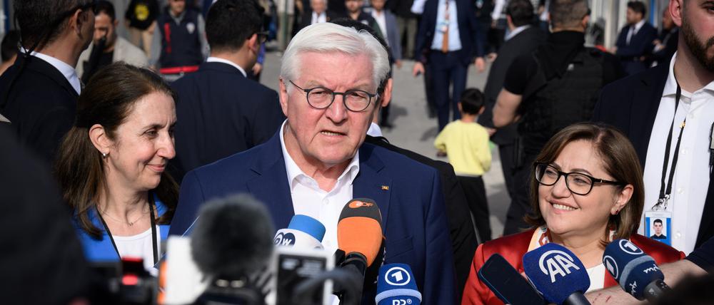 Bundespräsident Frank-Walter Steinmeier (M) äußert sich bei einem Besuch in einem Unterbringungszentrum für Erdbebenopfer gegenüber Medienvertretern.