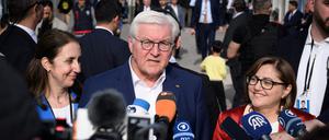 Bundespräsident Frank-Walter Steinmeier (M) äußert sich bei einem Besuch in einem Unterbringungszentrum für Erdbebenopfer gegenüber Medienvertretern. 
