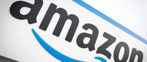 Das Logo von Amazon ist am Logistikzentrum des Onlineversandhändlers zu sehen.