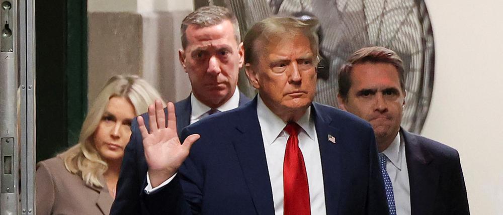 Ex-US-Präsident Trump betritt den Gerichtssaal. 