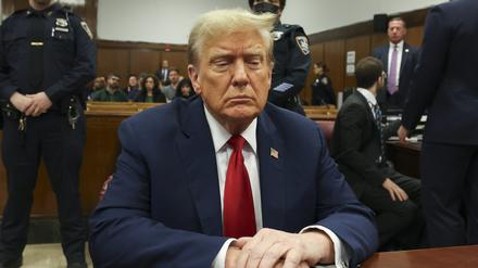  Der ehemalige Präsident Donald Trump sitzt im Gericht in Manhattan. Der Strafprozess gegen Trump in Zusammenhang mit Schweigegeldzahlungen an einen Pornostar wurde fortgesetzt. 