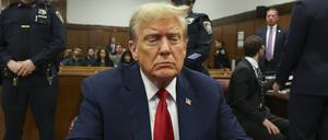 Der ehemalige Präsident Donald Trump sitzt im Gericht in Manhattan (Archivbild).