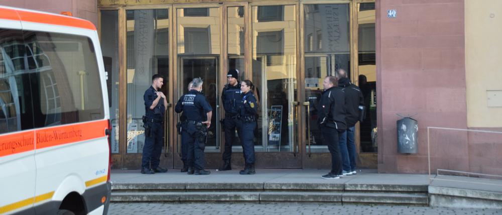 Einsatzkräfte der Polizei stehen vor der Universität in Mannheim. 