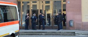 Einsatzkräfte der Polizei stehen vor der Universität in Mannheim. 