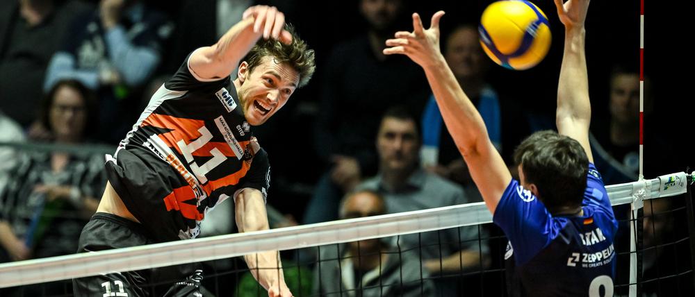 Stark. Berlins Cody Kessel (l) in Aktion gegen Friedrichshafens Aleksa Batak (r).