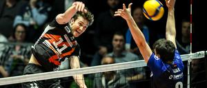 Stark. Berlins Cody Kessel (l) in Aktion gegen Friedrichshafens Aleksa Batak (r). 