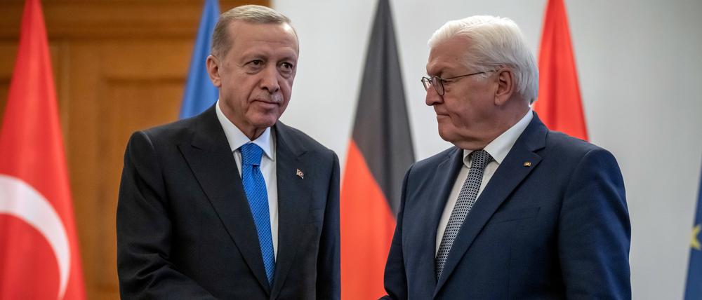 Bundespräsident Steinmeier begrüßt den türkischen Präsidenten Erdoğan bei dessen Berlin-Besuch am 17. November 2023.