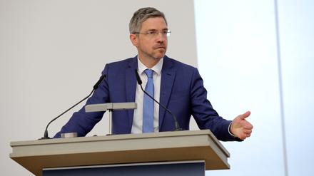 Stadtverordnetenversammlung (SVV) im IHK-Hauptgebäude, Breite Straße Potsdam. Oberbürgermeister Mike Schubert.