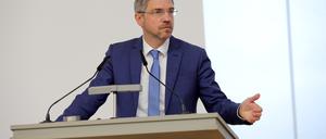 Stadtverordnetenversammlung (SVV) im IHK-Hauptgebäude, Breite Straße Potsdam. Oberbürgermeister Mike Schubert.