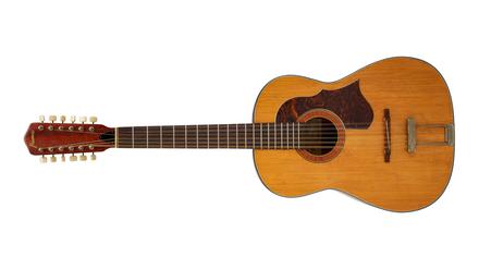 Das undatierte, von Julien’s Auctions herausgegebenes Handout-Bild zeigt die 12-saitige Framus-Hootenanny-Akustikgitarre, die von John Lennon bei den Aufnahmen des Beatles-Albums und -Films „Help!“ verwendet wurde und die mit einem Schätzwert von über 600.000 Britischen Pfund zur Versteigerung steht, nachdem das Instrument auf einem Dachboden gefunden wurde. 