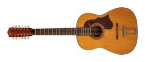 Das undatierte, von Julien’s Auctions herausgegebenes Handout-Bild zeigt die 12-saitige Framus-Hootenanny-Akustikgitarre, die von John Lennon bei den Aufnahmen des Beatles-Albums und -Films „Help!“ verwendet wurde und die mit einem Schätzwert von über 600.000 Britischen Pfund zur Versteigerung steht, nachdem das Instrument auf einem Dachboden gefunden wurde.
