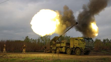 Kanoniere der 43. separaten mechanisierten Brigade der ukrainischen Streitkräfte feuern mit einer 155 mm Panzerhaubitze 2C22 „Bohdana“ auf eine russische Stellung in der Region Charkiw (Symbolbild).