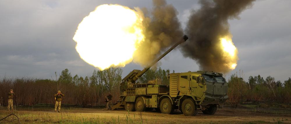 Kanoniere der 43. separaten mechanisierten Brigade der ukrainischen Streitkräfte feuern mit einer 155 mm Panzerhaubitze 2C22 „Bohdana“ auf eine russische Stellung in der Region Charkiw (Symbolbild).