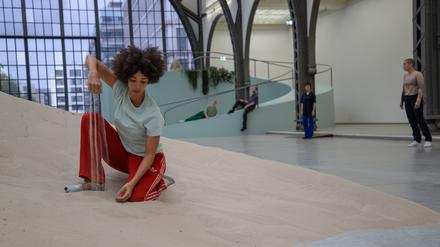 In Alexandra Piricis Ausstellung „Attune“ agieren Menschen mit anderen Stoffen der Umgebung, vom Mineral über Sand bis zur Pflanze.