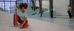 In Alexandra Piricis Ausstellung „Attune“ agieren Menschen mit anderen Stoffen der Umgebung, vom Mineral über Sand bis zur Pflanze.