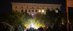 Berlin: Mehrere Hundert Menschen stehen vor dem „Berghain“ an.