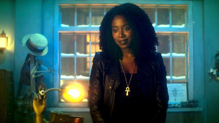 Der Tod (Kirby Howell-Baptiste) kommt wie eine gute Freundin daher. 