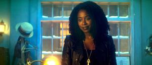 Der Tod (Kirby Howell-Baptiste) kommt wie eine gute Freundin daher. 