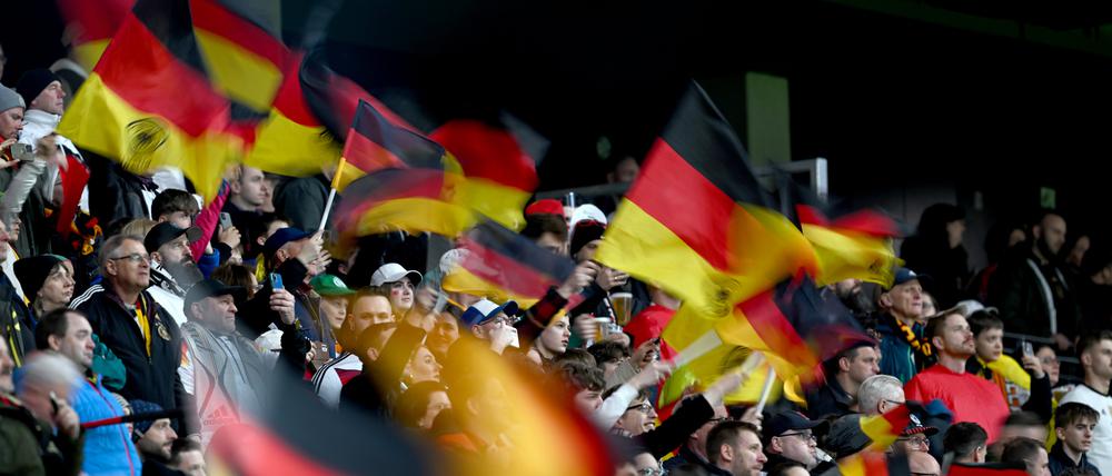 Fußballfans, die bei der EM in diesem Sommer live im Stadion dabei sein wollen, haben an diesem Donnerstag die wohl letzte realistische Chance auf Tickets.