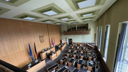 Blick von der Nordtribüne in den Sitzungssaal, wo die Politik diskutiert.
