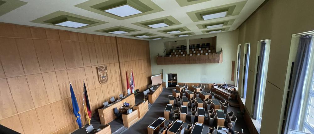 Blick von der Nordtribüne in den Sitzungssaal, wo die Politik diskutiert.