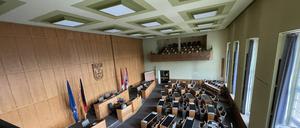 Blick von der Nordtribüne in den Sitzungssaal, wo die Politik diskutiert.