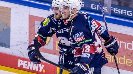 Wir packen das. Berlins Ty Ronning (l.) jubelt nach seinem 3:1 Treffer mit Teamkollege Leo Pföderl. 