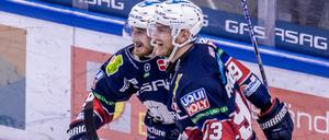 Wir packen das. Berlins Ty Ronning (l.) jubelt nach seinem 3:1 Treffer mit Teamkollege Leo Pföderl.
