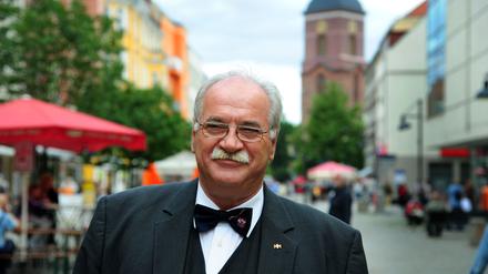 Spandau will an seinen ehemaligen Bezirksbürgermeister Konrad Birkholz erinnern. Markenzeichen: Schnauzer und Fliege.