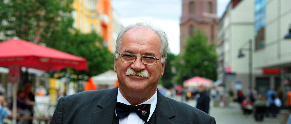 Spandau will an seinen ehemaligen Bezirksbürgermeister Konrad Birkholz erinnern. Markenzeichen: Schnauzer und Fliege.