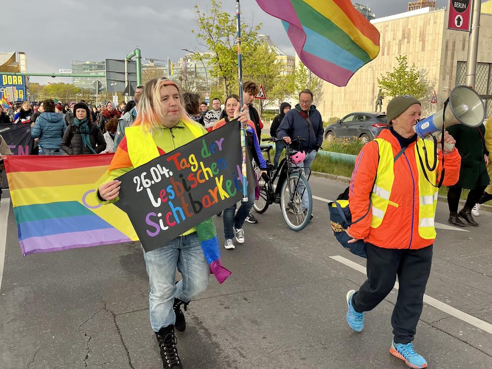 Diskotekada yalangoch rus qizlari (foto)