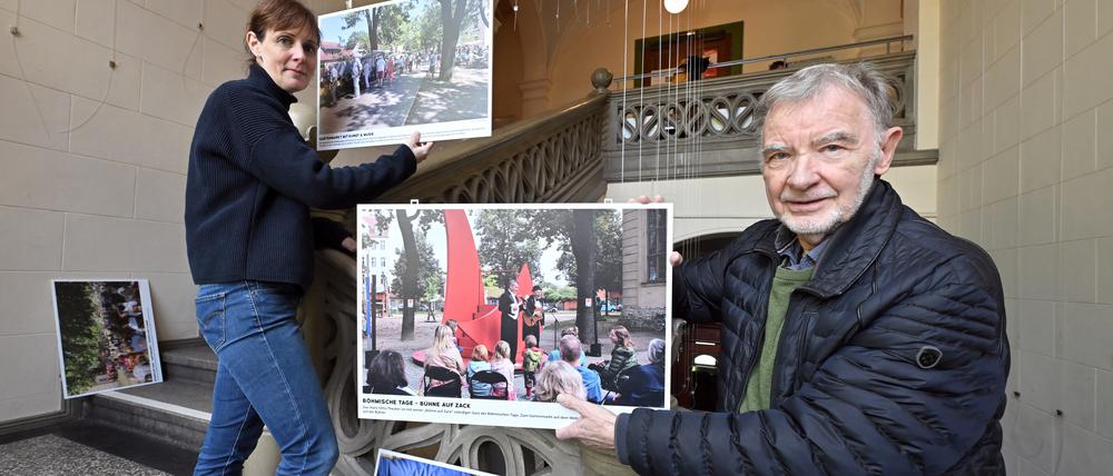 Burkhard Baese von der Aktionsgemeinschaft Babelsberg mit Stephanie Leschka von der Stadtkontor GmbH beim Aufbau der Ausstellung „Babelsberg hat ausgeschlafen“ im Kulturhaus Babelsberg.