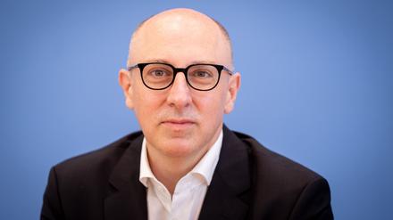 Sinan Selen, Vizepräsident des Bundesamtes für Verfassungsschutz (BfV), stellt in der Bundespressekonferenz eine Studie vor. 