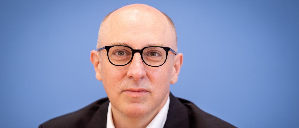 Sinan Selen, Vizepräsident des Bundesamtes für Verfassungsschutz (BfV), stellt in der Bundespressekonferenz eine Studie vor. 