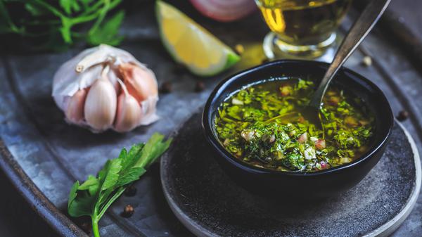 Argentinischer Grillsaucen-Klassiker: Chimichurri verde.