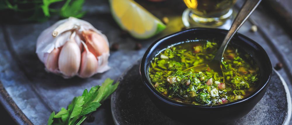 Argentinischer Grillsaucen-Klassiker: Chimichurri verde.
