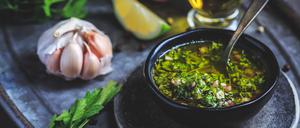 Argentinischer Grillsaucen-Klassiker: Chimichurri verde.