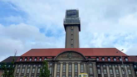 Rathaus Spandau mit Werbung