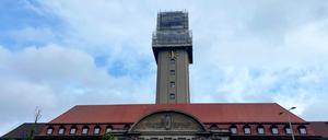 Rathaus Spandau mit Werbung