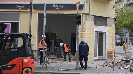 Beginn abstützen des Hauses Grunewaldstrasse, das wegen einsturzgefahr geräumt ist. 