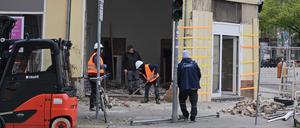 Beginn abstützen des Hauses Grunewaldstrasse, das wegen einsturzgefahr geräumt ist. 