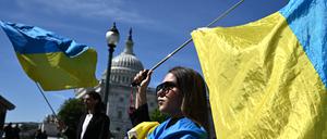Aktivisten schwenken ukrainische Flaggen vor dem US-Kapitol in Washington.