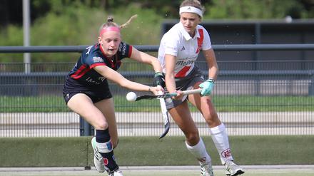 Alessa Volkert (li.) steht mit dem Berliner HC im Viertelfinale der 1. Feldhockey-Bundesliga.