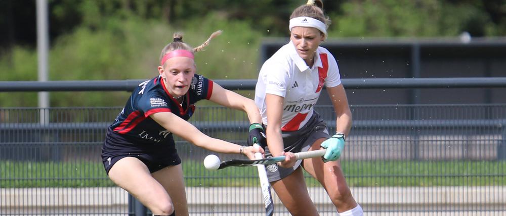 Alessa Volkert (li.) steht mit dem Berliner HC im Viertelfinale der 1. Feldhockey-Bundesliga.