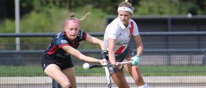 Alessa Volkert (li.) steht mit dem Berliner HC im Viertelfinale der 1. Feldhockey-Bundesliga.