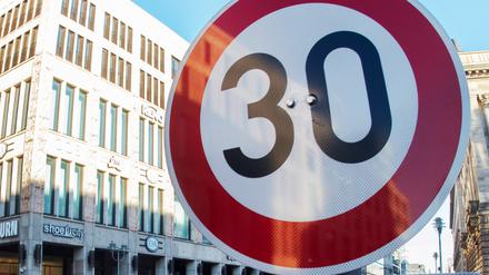 Ein Verkehrsschild zur Geschwindigkeitsbegrenzung auf Tempo 30 mit dem Zusatz «Luftreinhaltung» steht an der Potsdamer Straße in Berlin. Das EU-Parlament hat grünes Licht für schärfere Grenzwerte gegen Luftverschmutzung gegeben. 