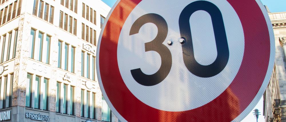 Ein Verkehrsschild zur Geschwindigkeitsbegrenzung auf Tempo 30 mit dem Zusatz „Luftreinhaltung“ steht an der Potsdamer Straße.
