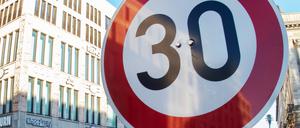 Ein Verkehrsschild zur Geschwindigkeitsbegrenzung auf Tempo 30 mit dem Zusatz „Luftreinhaltung“ steht an der Potsdamer Straße.