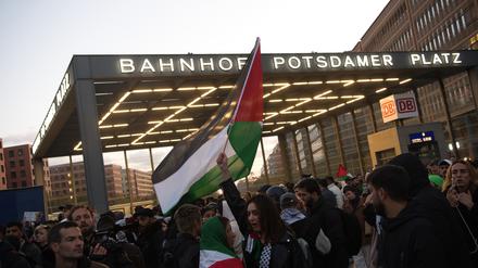 Menschen stehen bei einer Pro-Palästina-Demonstration am Potsdamer Platz. (Symbolbild)