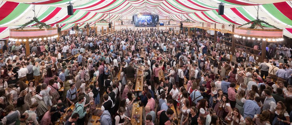 Besucher feiern in einem Festzelt des Stuttgarter Frühlingsfestes.